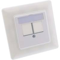 Weiße wandmontierte Doppel-Lichtschalter-Panel mit leerem Beschriftungsbereich, im Winkel auf hellem Hintergrund gezeigt.