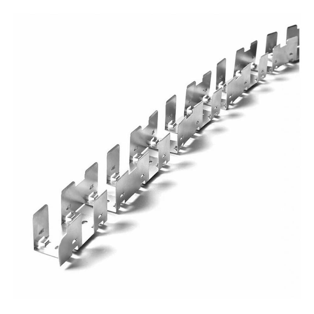 Stahlmetallhalterungen, in einer einzelnen Reihe ausgerichtet, zeigen ihr robustes industrielles Design und ihre reflektierende Oberfläche, geeignet für Bauanwendungen.