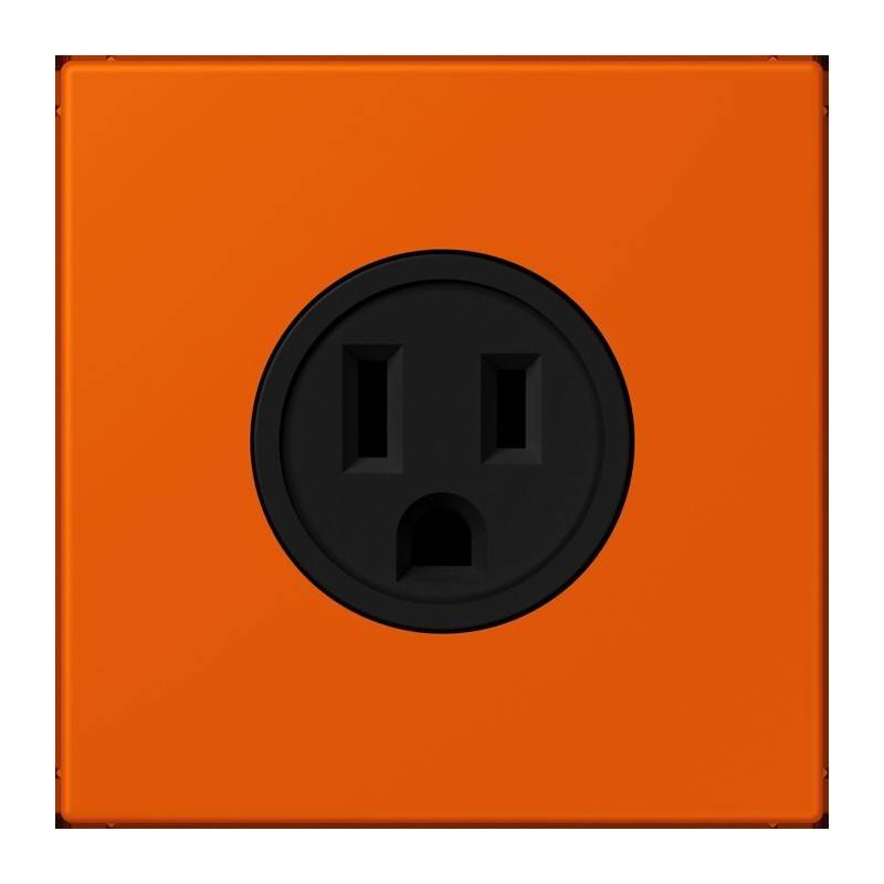 Eine orangefarbene Steckdose mit einer schwarzen, runden Abdeckplatte, die zwei vertikale Schlitze und ein rundes Loch darunter aufweist.