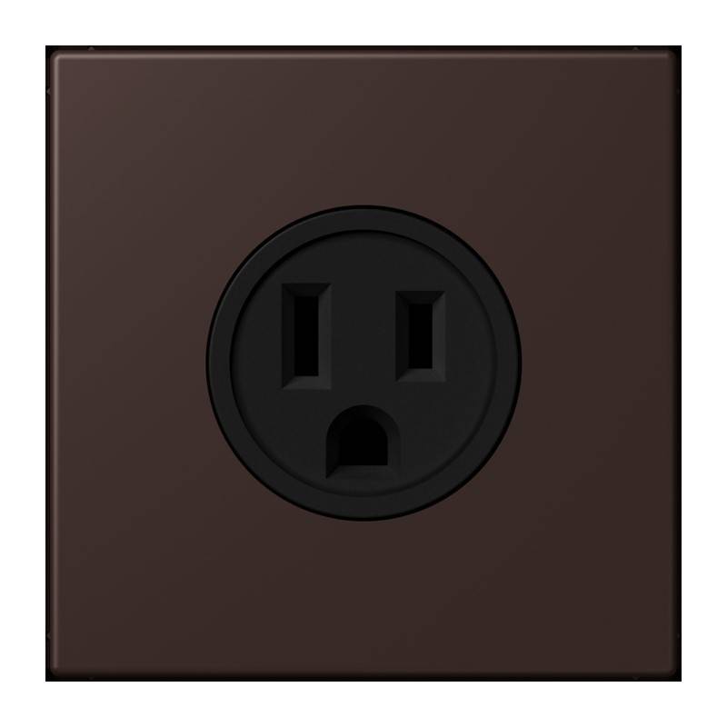 Eine braune elektrische Wandsteckdose mit zwei vertikalen Schlitzen und einem runden Erdungsloch, eingebettet in einer quadratischen Abdeckplatte.