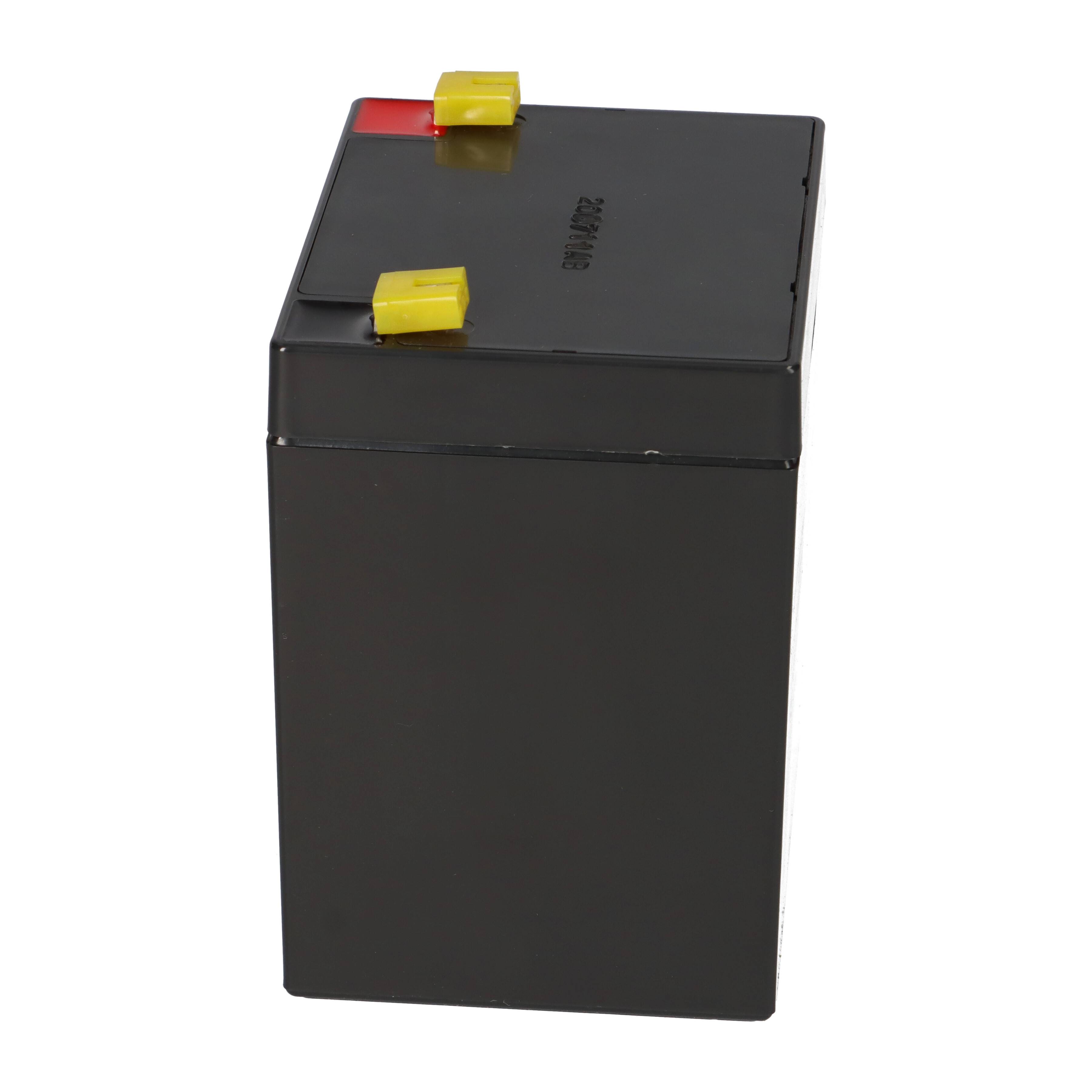 Schwarze rechteckige Batterie mit zwei Anschlüssen oben, einer rot und einer gelb, auf weißem Hintergrund dargestellt.