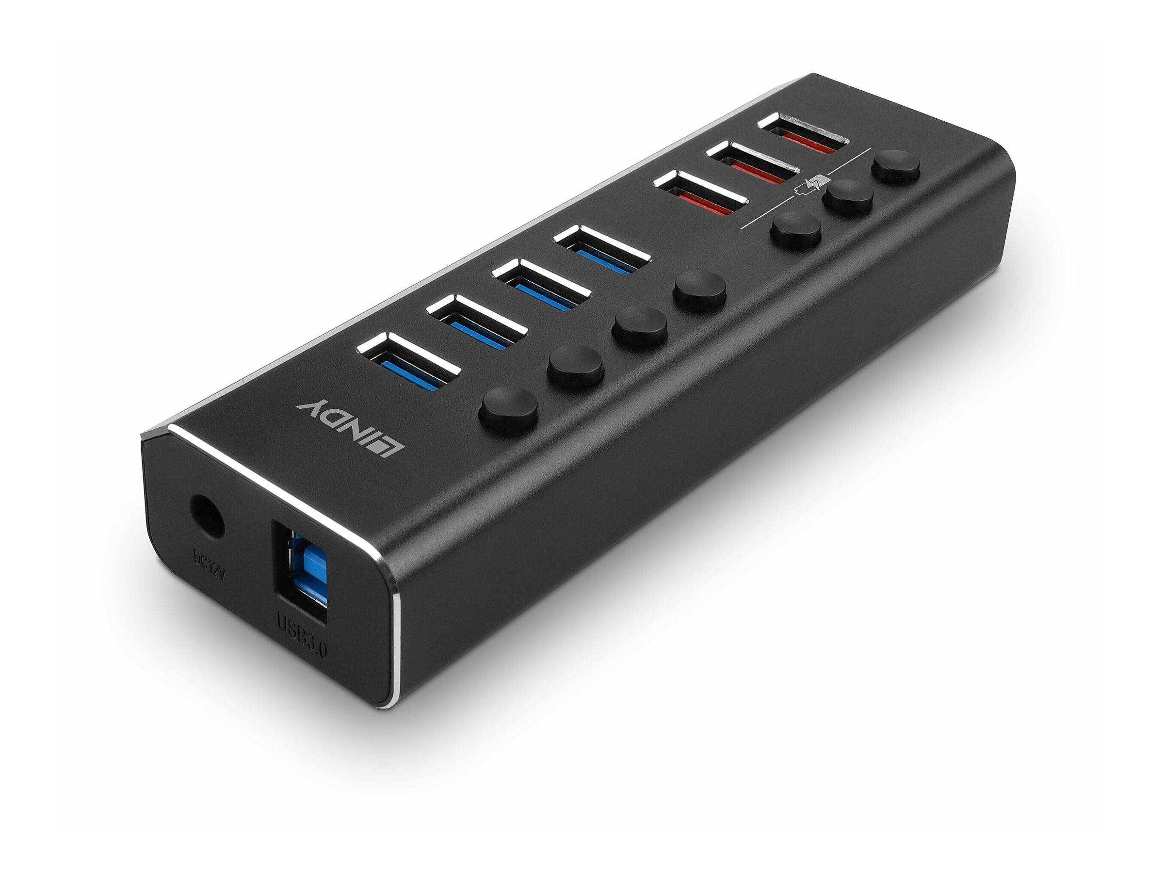 Schwarzer USB-Hub mit mehreren Anschlüssen, einschließlich blauer USB-3.0-Anschlüsse und roter Ladeanschlüsse, sowie mehrere runde Tasten oben.