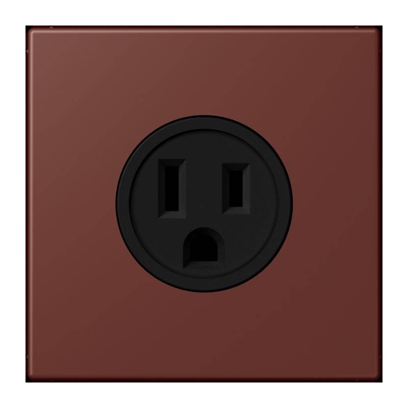 Brauner Stromstecker an der Wand mit einer schwarzen Abdeckung, ausgestattet mit zwei vertikalen Schlitzen und einem runden Erdungsloch, der einem überraschten Gesicht ähnelt.