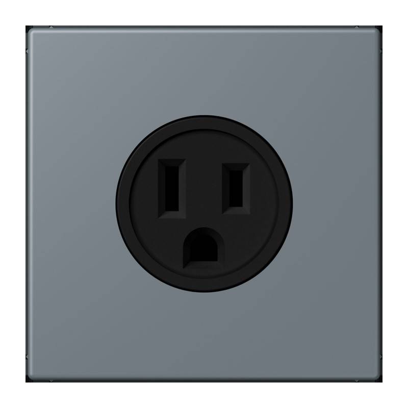 Eine quadratische, metallisch graue Steckdose mit standardmäßigem dreiphasigem Steckerdesign, zentriert vor einem einfarbigen Hintergrund.