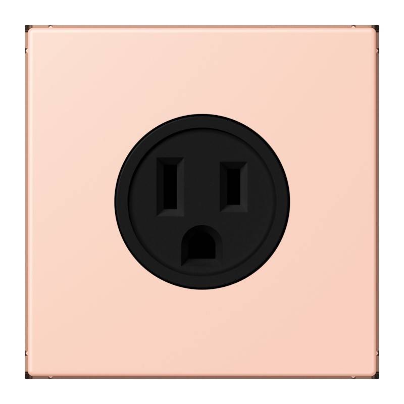 Eine pfirsichfarbene Steckdose mit einer schwarzen Abdeckplatte, die zwei vertikale Schlitze und ein rundes Erdungsloch aufweist.