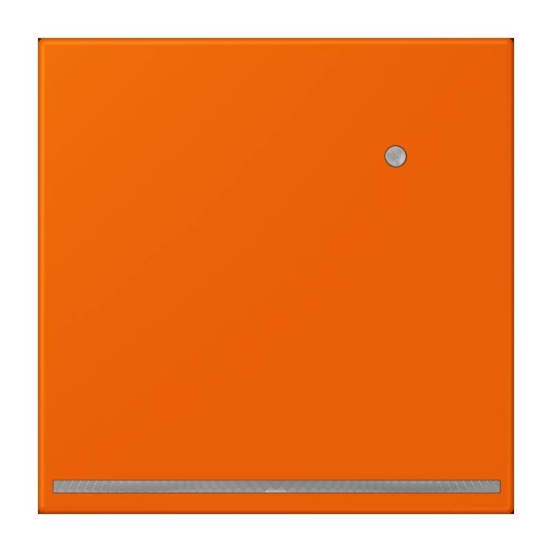 Orangefarbene quadratische Tür mit einem kreisrunden silbernen Griff in der oberen rechten Ecke und einem horizontalen silbernen Streifen nahe dem unteren Rand.
