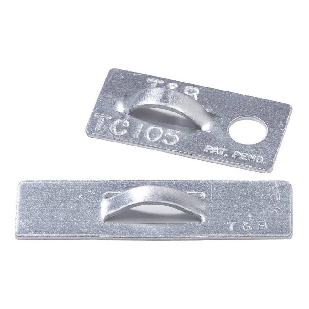 Zwei metallische rechteckige Platten mit geprägtem Text 'T&B' und 'TC105.' Eine Platte hat ein rundes Loch, beide haben erhobene mittlere Rippen.