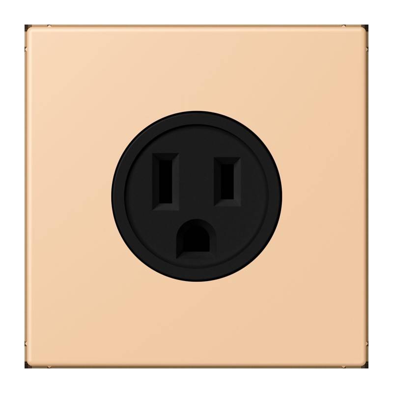 Eine beige elektrische Wandsteckdose mit einem Drei-Loch-Socketdesign vor einem weißen Hintergrund.