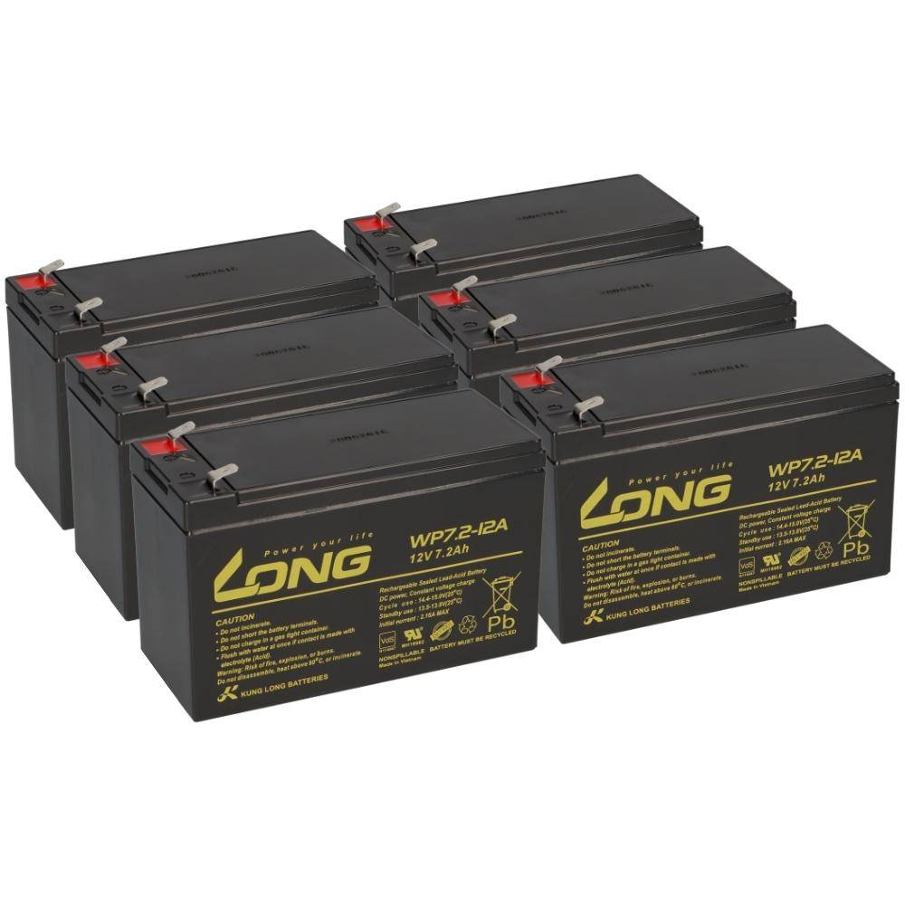 Sechs schwarze LONG WP72-12A 12V 7,2Ah versiegelte Blei-Säure-Batterien, die auf weißem Hintergrund gestapelt sind.