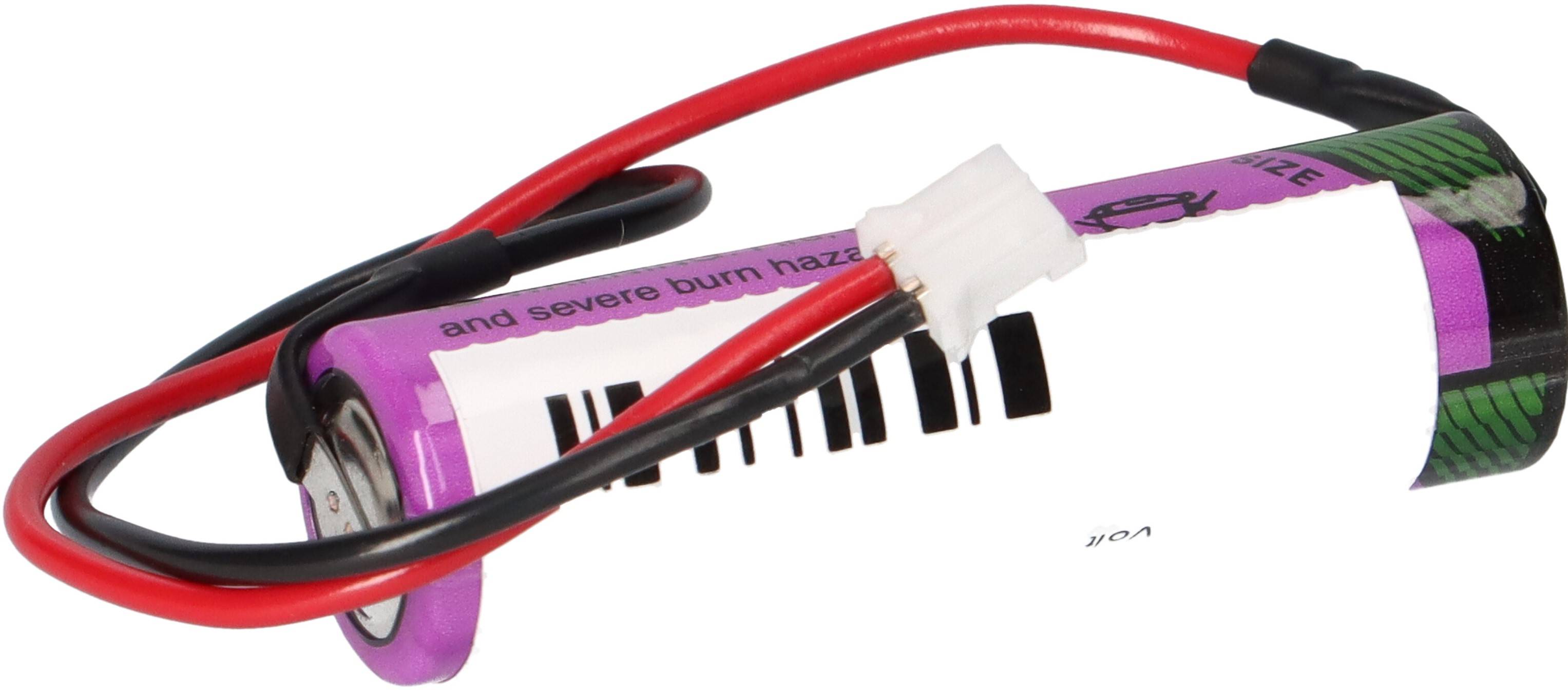 Eine beschädigte violette Batterie, umwickelt mit roten und schwarzen Drähten, mit einer Warnung vor Brandgefahr und einer geklebten Verbindung.