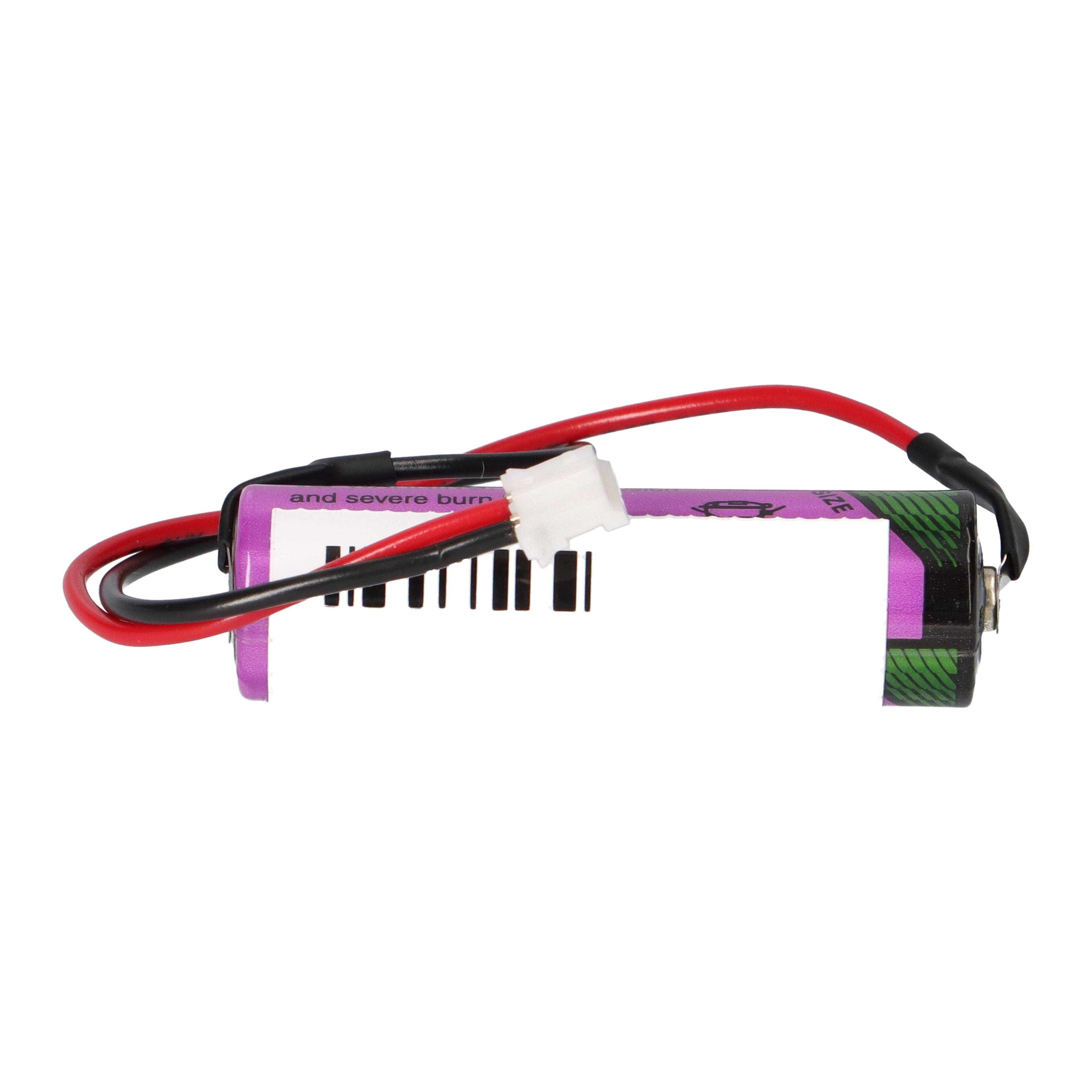 Kleines zylindrisches Batterieset mit roten und schwarzen Kabeln und einem weißen Stecker auf einem einfachen weißen Hintergrund.