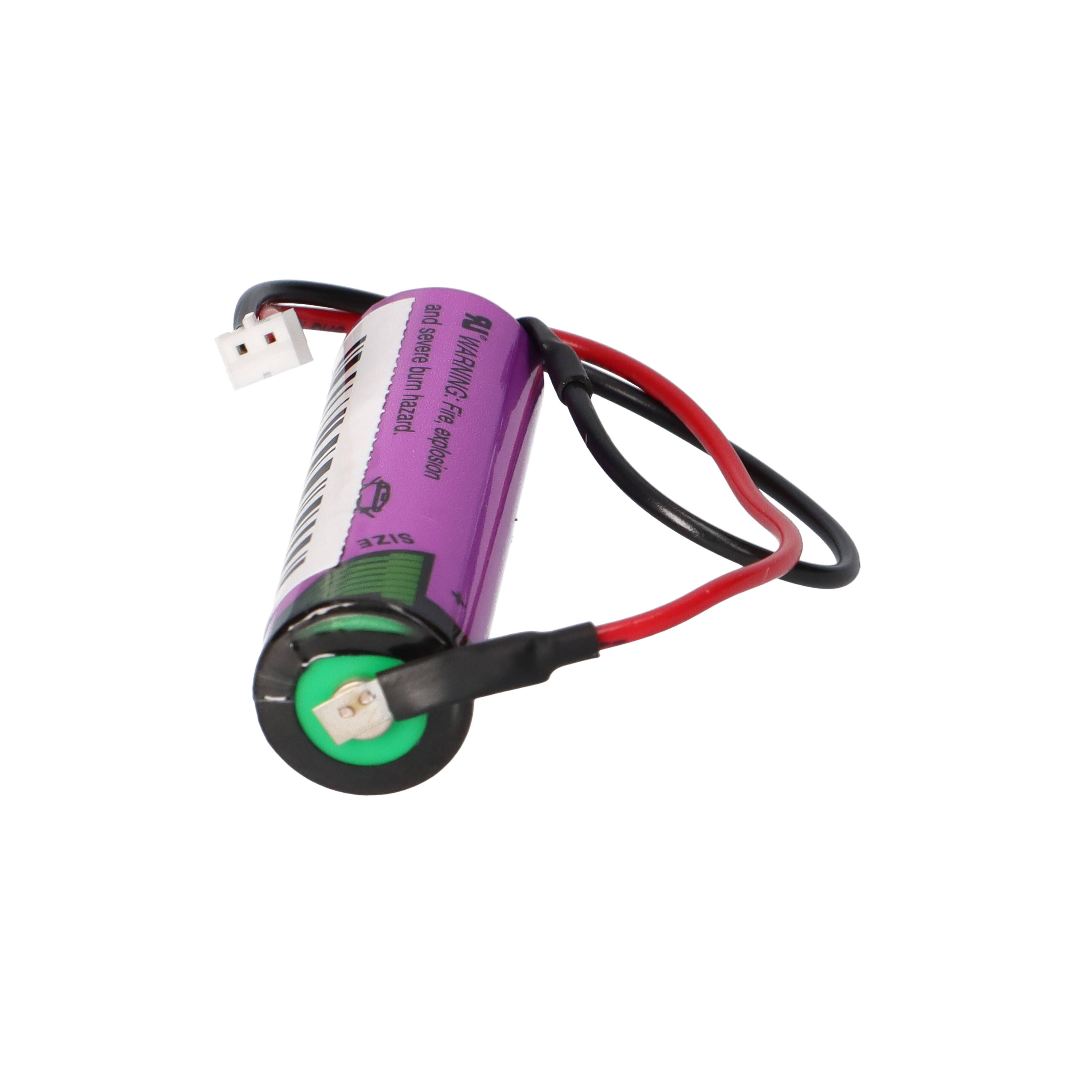 Violette zylindrische wiederaufladbare Batterie mit roten und schwarzen Drähten und weißem Anschluss auf weißem Hintergrund