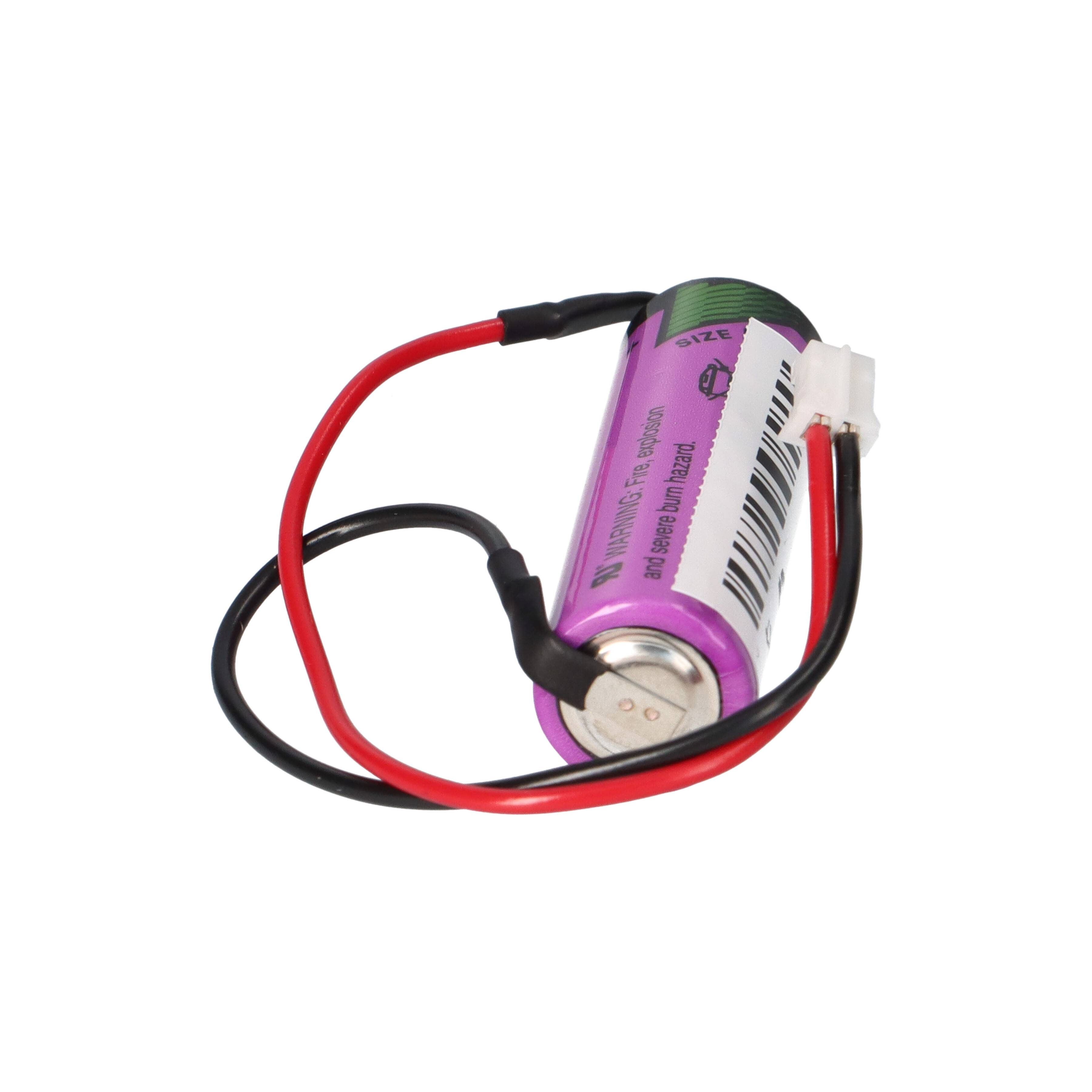 Einzelne wiederaufladbare Batteriezelle mit roten und schwarzen Drähten und einem weißen Anschluss auf weißem Hintergrund.