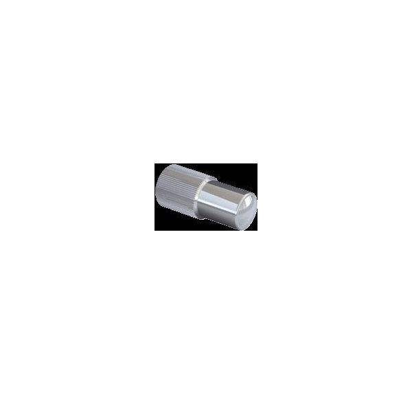 Ein kleiner, zylindrischer Aluminiumknopf mit gerillter Textur und glatter Oberfläche, vor einem einfarbigen schwarzen Hintergrund.