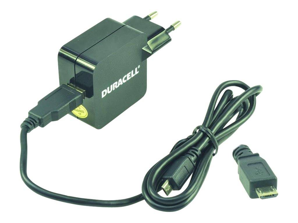 Duracell-Wandladegerät mit angebautem USB-Kabel und separatem Micro-USB-Adapter auf weißem Hintergrund.