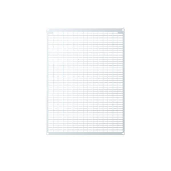Ein weißes Gitter oder perforiertes Blatt mit kleinen, gleichmäßig verteilten quadratischen Löchern, vor einem schlichten weißen Hintergrund; wirkt industriell.