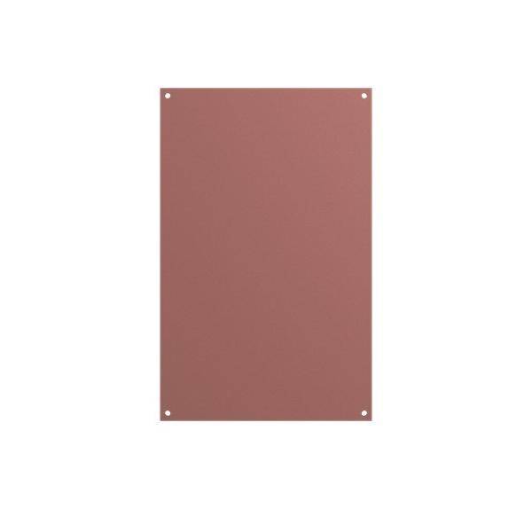 Ein einfaches braunes rechteckiges Panel mit vier Ecklöchern, wahrscheinlich zum Befestigen.