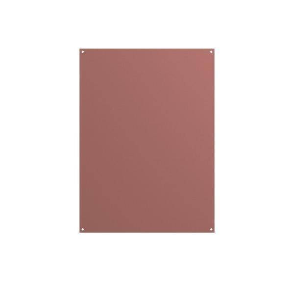 Ein einfaches, rechteckiges Blatt aus rötlich-braunem Material mit vier kleinen Löchern, je eines in der Nähe jeder Ecke, vor weißem Hintergrund.