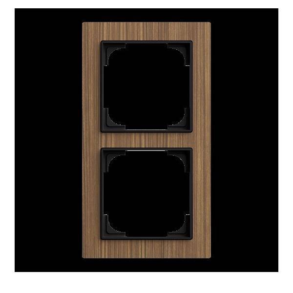 Lichtschalterabdeckung für Doppelschalter mit Holzfinish auf schwarzem Hintergrund.