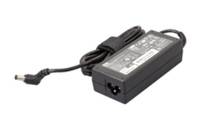 Schwarzer Laptop-Netzteil mit angeschlossenem Kabel und Stecker auf weißem Hintergrund.