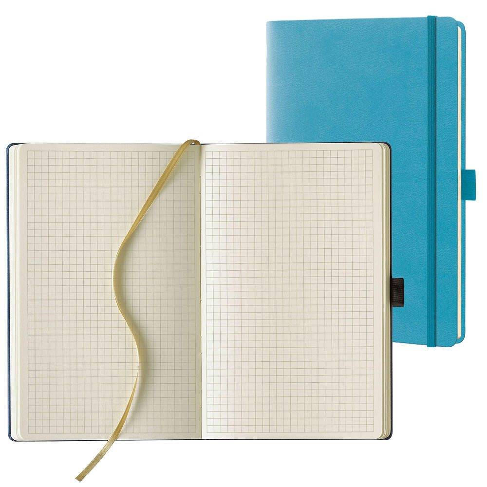 Ein blaues Notizbuch mit einer geschlossenen und offenen Ansicht. Die offene Seite zeigt karierte Seiten mit einem Bandlesezeichen.