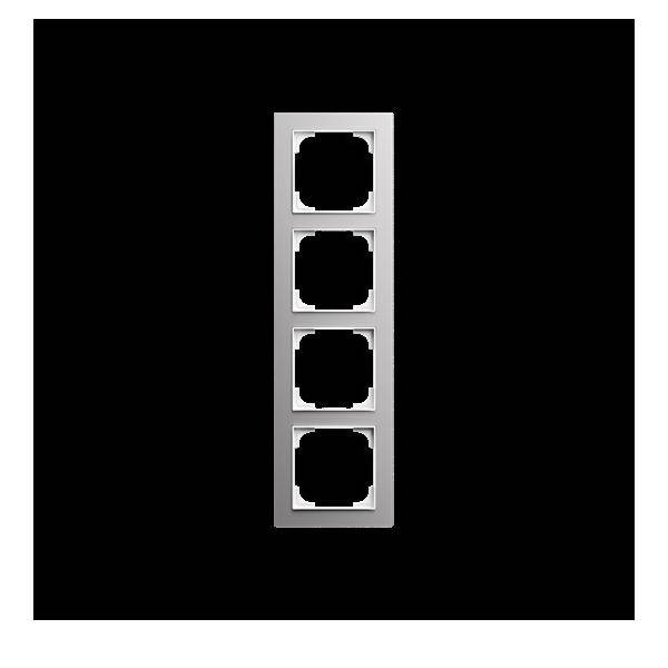 Eine vertikale Anordnung von vier leeren quadratischen Sockeln auf einem schwarzen Hintergrund. Die Sockel sind in einem grauen Rahmen ausgerichtet.