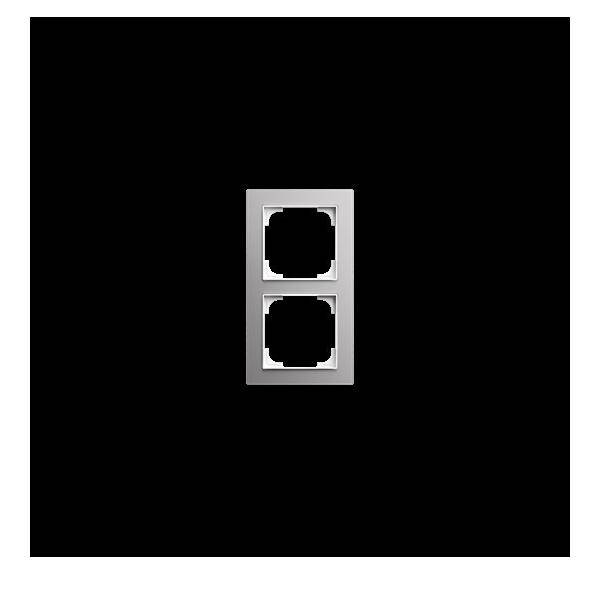 Eine Doppelsteckdose auf schwarzem Hintergrund.