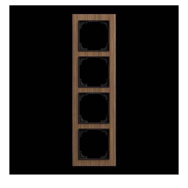 Vier vertikale quadratische schwarze Rahmen, die in eine dunkle Holzvertäfelung auf einem schwarzen Hintergrund eingepasst sind.