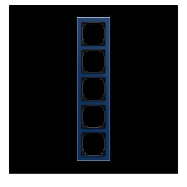 Eine vertikale Reihe von fünf quadratischen Rahmen auf schwarzem Hintergrund.