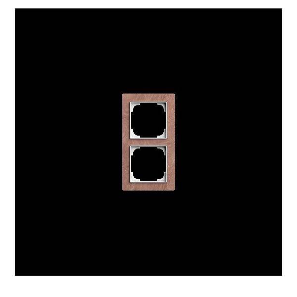 Ein Rahmen mit zwei quadratischen Ausschnitten ist auf einem schwarzen Hintergrund zentriert.