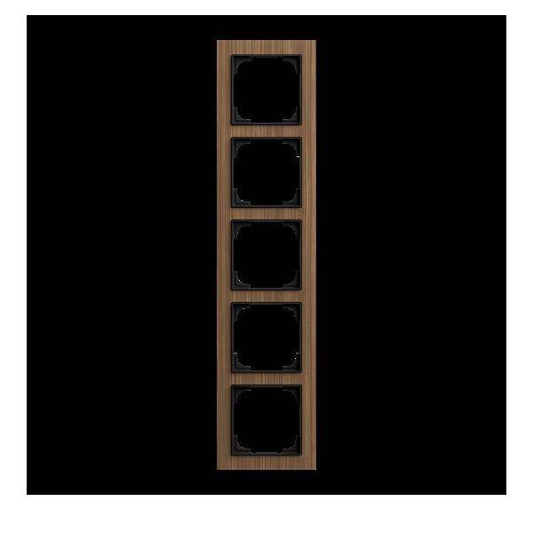 Ein vertikales Holzpaneel mit fünf gleichmäßig verteilten quadratischen schwarzen Öffnungen.