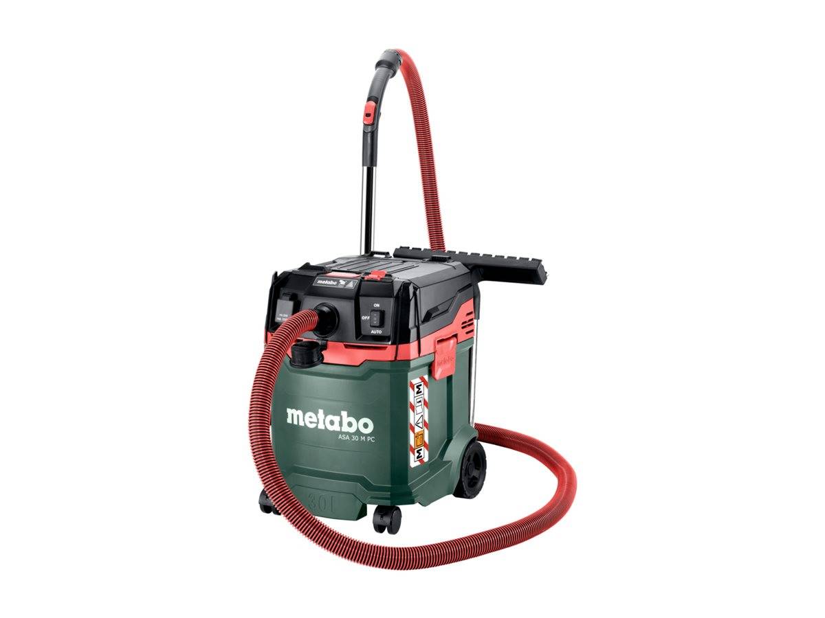 Ein grün-schwarzer Metabo ASA 30 PC Industriestaubsauger mit rotem Schlauch, ausgestattet mit Rädern und einem Griff für einfache Mobilität.