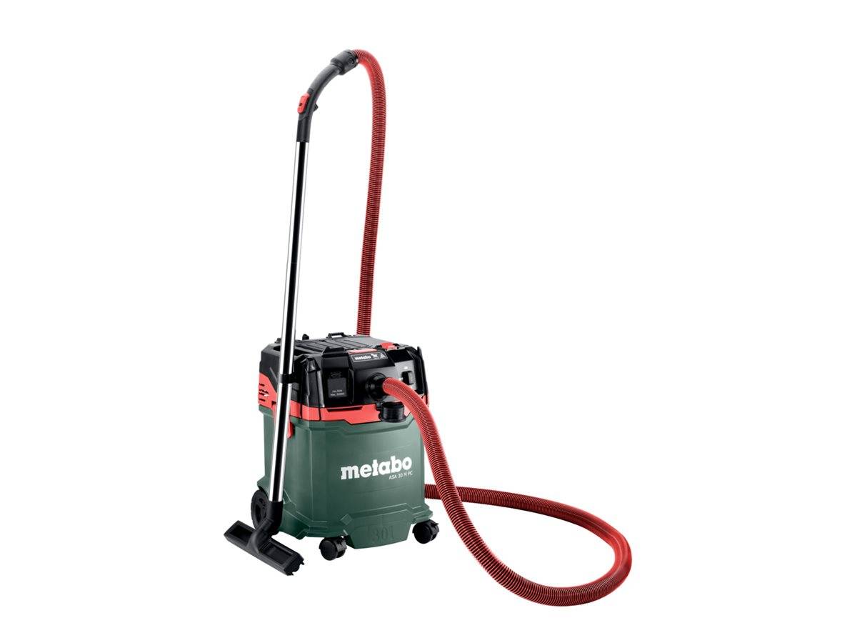 Ein grüner und roter Metabo-Nasssauger mit langem Schlauch und verstellbarem Griff, entwickelt für industrielle Reinigungsaufgaben.
