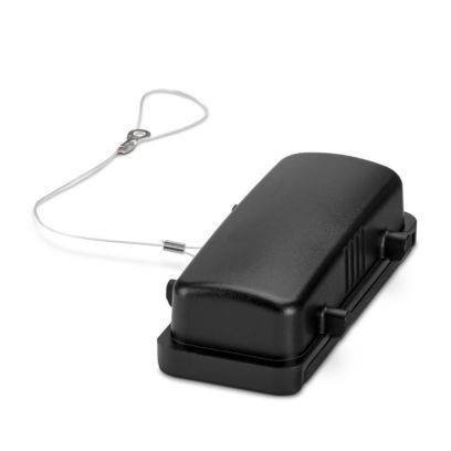 Ein schwarzer Koffer mit einem angebrachten Metallkabel, das zu Sicherheitszwecken verwendet wird. Das Kabel endet mit einer Schlaufe, die auf einen Verschlussmechanismus hindeutet.