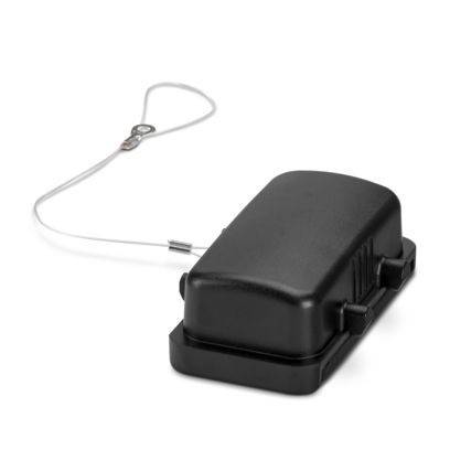 Ein schwarzes, rechteckiges Elektronikgehäuse mit verbundenem Kabel und Schlaufe, möglicherweise zum Sichern oder Befestigen des Geräts an etwas.