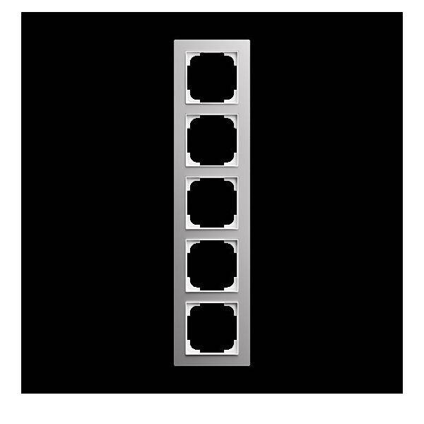 Ein vertikales Panel mit fünf leeren quadratischen Schlitzen, in einer einzelnen Spalte vor einem schwarzen Hintergrund angeordnet.