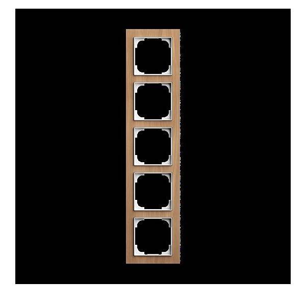 Fünf vertikal ausgerichtete leere Bilderrahmen mit Holzrahmen vor einem schwarzen Hintergrund.