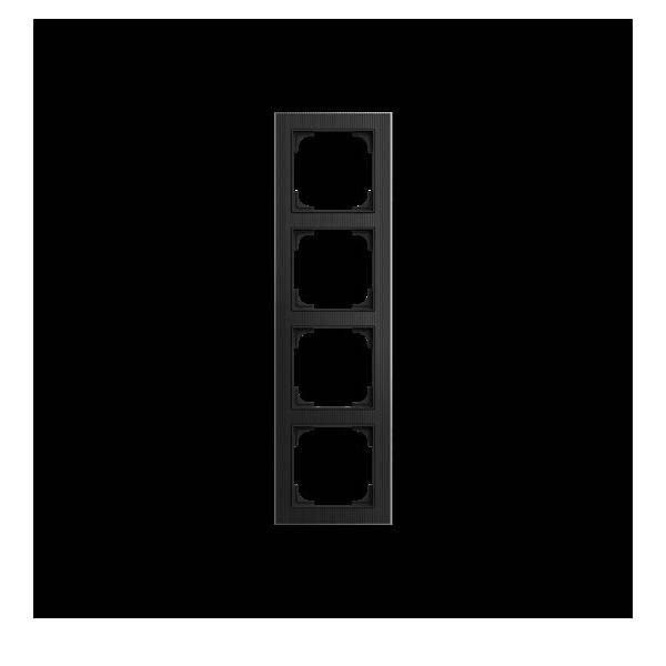 Vier schwarze Quadratrahmen, vertikal auf einem schwarzen Hintergrund angeordnet.