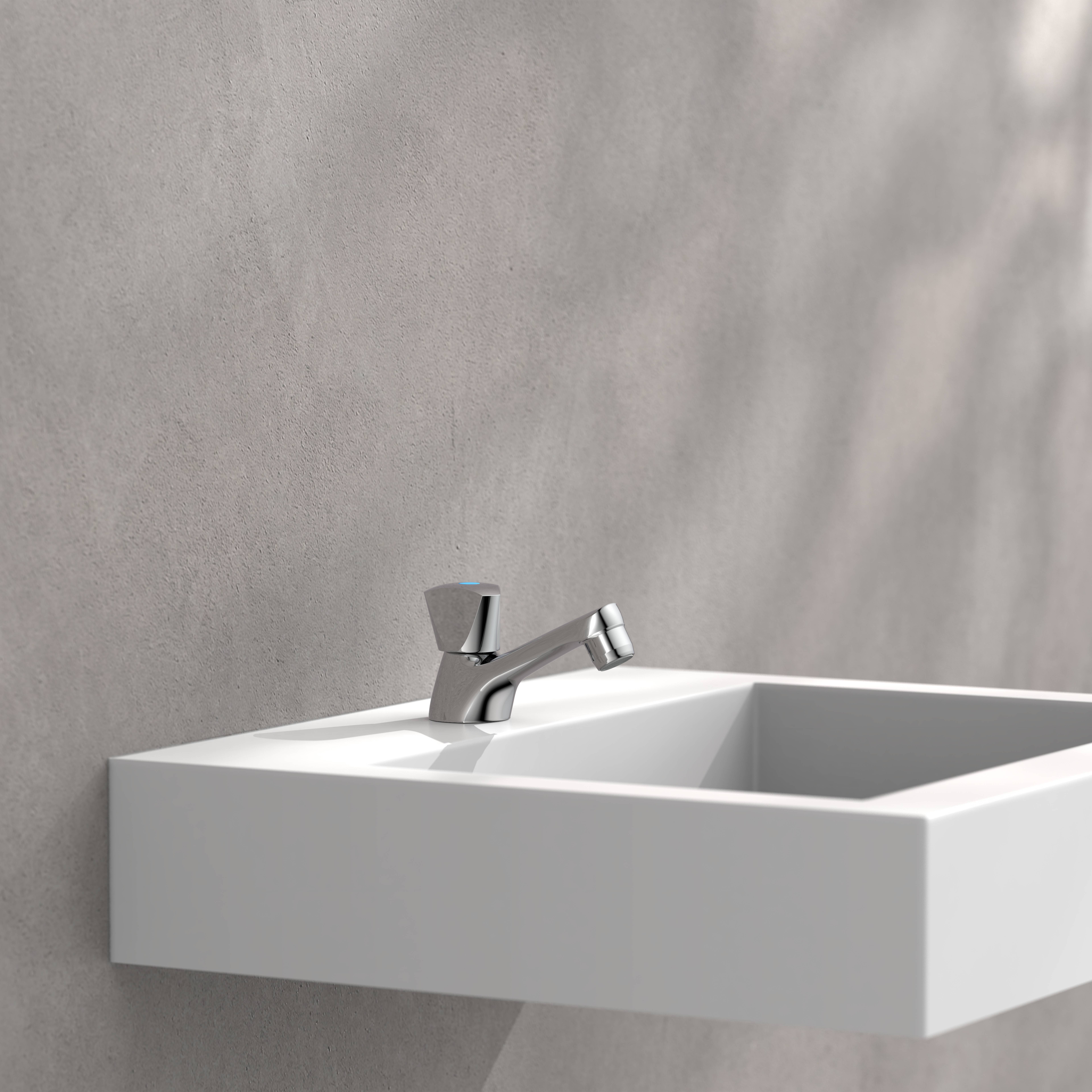 Ein modernes weißes Waschbecken mit silbernem Wasserhahn ist an einer hellgrauen Wand angebracht und wirft subtile Schatten. Minimalistisches Badezimmerdesign.