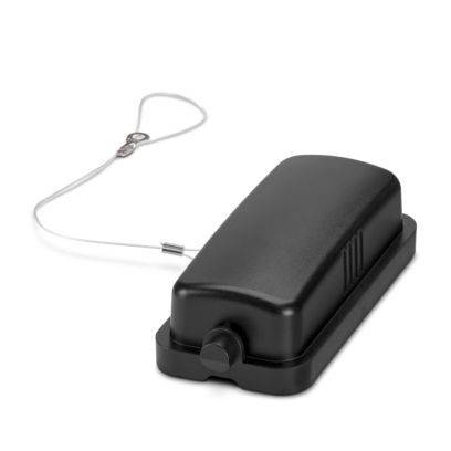 Ein schwarzes magnetisches Sicherungsetikett mit angebrachtem Kabel und Schlossmechanismus, das in Einzelhandelgeschäften zur Diebstahlprävention verwendet wird.