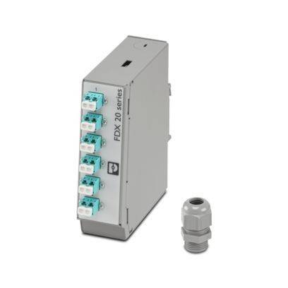 FDX 20 Serie Faseroptik-Patchpanel mit mehreren Anschlüssen auf der Vorderseite neben einer grauen Kabeleinführung.