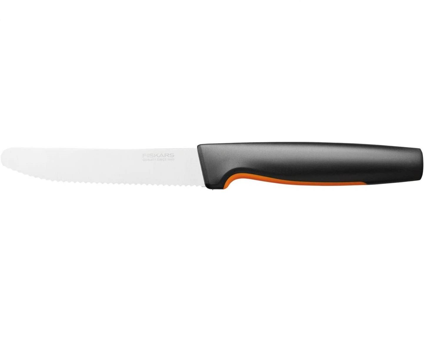 Ein Küchenmesser mit Wellenschliff, schwarzem Griff und orangefarbener Akzentuierung, auf weißem Hintergrund dargestellt.
