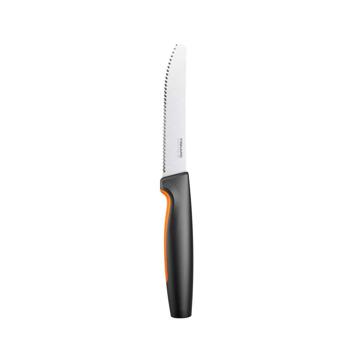 Ein Küchenmesser mit schwarzem Griff und gezahnter silberner Klinge auf weißem Hintergrund.