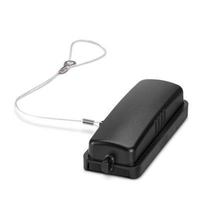 Ein schwarzes Einzelhandels-Sicherheitsetikett mit angebrachtem Kabel und Schließmechanismus, das zum Diebstahlschutz in kommerziellen Ladenumgebungen entwickelt wurde.