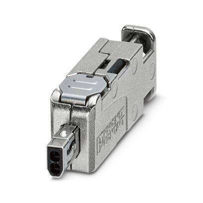 Ein silberner metallischer rechteckiger Stecker mit einem Ende, das einen kleinen schwarzen Schlitz für die Kabeleinführung und eine Scharnierverriegelung an der Seite aufweist.