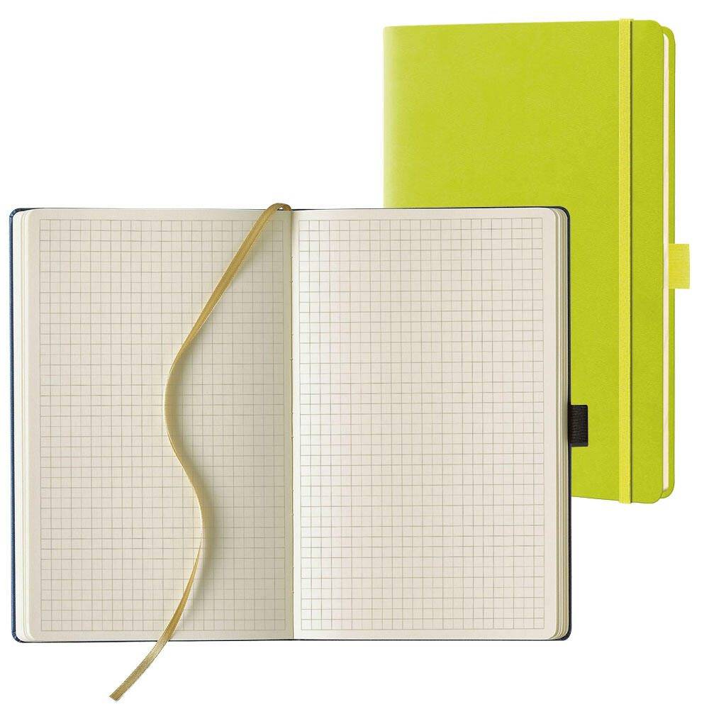 Notizbuch mit Millimeterpapier und Stofflesezeichen offen vor einem leuchtend grünen geschlossenen Notizbuch auf weißem Hintergrund.