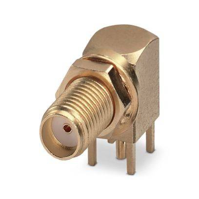 Ein vergoldeter rechtwinkliger SMA-Buchsenverbinder mit vier Lötstiften, ausgelegt zur Montage auf einer Leiterplatte.