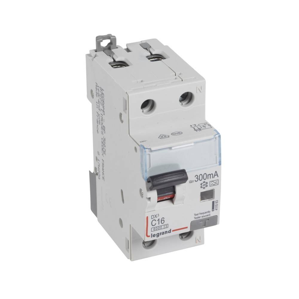 Ein weißer Elektro-Leitungsschutzschalter mit einer Nennstromstärke von 16 Ampere (C16) und 300 mA, hergestellt von Legrand. Er verfügt über einen Schalter und eine Beschriftung.