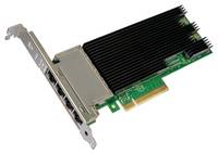 PCIe-Netzwerkschnittstellenkarte mit vier Ethernet-Anschlüssen und einem großen schwarzen Kühlkörper auf einer grünen Leiterplatte.