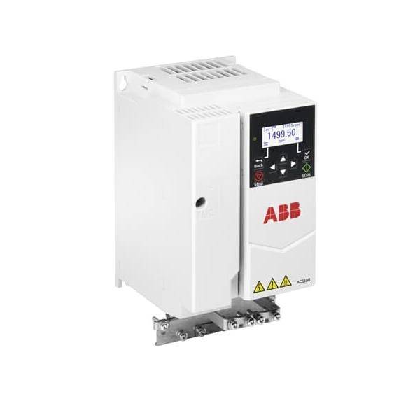 AC-Motorantriebsgerät für industrielle Verwendung, weiß mit digitaler Anzeige, die '1499,50' U/min zeigt, und Sicherheitssymbolen, gekennzeichnet mit ABB-Logo.